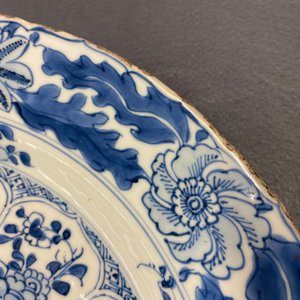 Een Chinese blauw-witte schotel met floraal decor, Kangxi — foto 4