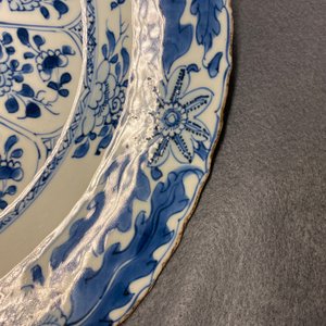 Een Chinese blauw-witte schotel met floraal decor, Kangxi — foto 6