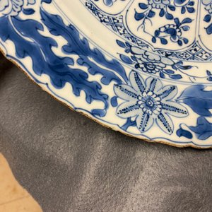 Een Chinese blauw-witte schotel met floraal decor, Kangxi — foto 8