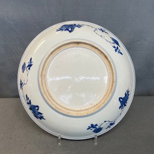 Een Chinese blauw-witte schotel met floraal decor, Kangxi — foto 12