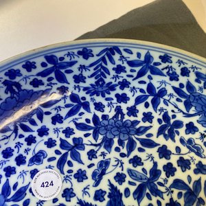 Een Chinese blauw-witte schotel met floraal decor, Kangxi — foto 4