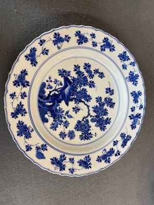Een Chinese blauw-witte schotel met floraal decor, Kangxi merk en periode — foto 1