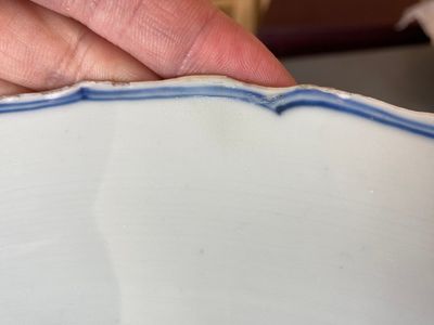 Een Chinese blauw-witte schotel met floraal decor, Kangxi merk en periode — foto 11