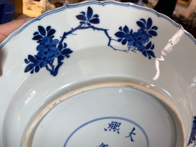 Een Chinese blauw-witte schotel met floraal decor, Kangxi merk en periode — foto 4