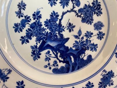 Een Chinese blauw-witte schotel met floraal decor, Kangxi merk en periode — foto 5