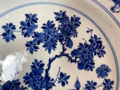 Een Chinese blauw-witte schotel met floraal decor, Kangxi merk en periode — foto 6