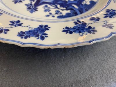 Een Chinese blauw-witte schotel met floraal decor, Kangxi merk en periode — foto 7