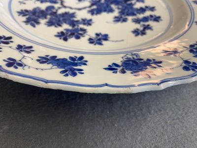 Een Chinese blauw-witte schotel met floraal decor, Kangxi merk en periode — foto 9
