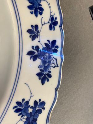 Een Chinese blauw-witte schotel met floraal decor, Kangxi merk en periode — foto 10