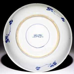 Een Chinese blauw-witte schotel met floraal decor, Kangxi — foto 2