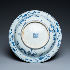 Een Chinese blauw-witte schotel met floraal decor, Longqing merk en wellicht periode — foto 2