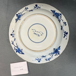 Een Chinese blauw-witte schotel met floraal lotusdecor, Kangxi — foto 4