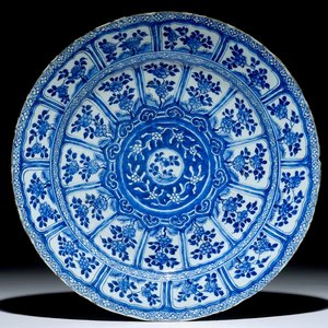 Een Chinese blauw-witte schotel met florale vakverdeling, Kangxi — foto 1