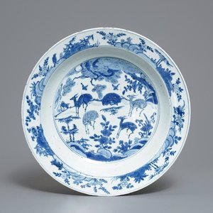 Een Chinese blauw-witte schotel met herten, vogels en een pad, Jiajing — foto 1