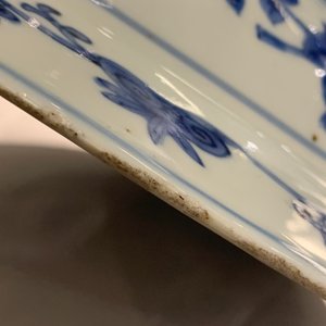Een Chinese blauw-witte schotel met herten, vogels en een pad, Jiajing — foto 5