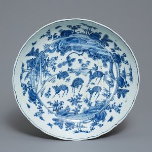 Een Chinese blauw-witte schotel met herten, vogels en insecten, Jiajing — foto 1