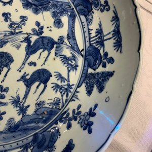 Een Chinese blauw-witte schotel met herten, vogels en insecten, Jiajing — foto 3