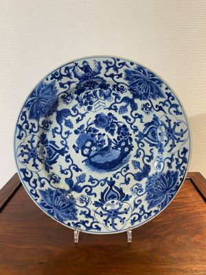 Een Chinese blauw-witte schotel met het wapen van 'Pelgrom' voor de Nederlandse markt, Kangxi — foto 1
