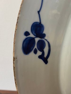 Een Chinese blauw-witte schotel met het wapen van 'Pelgrom' voor de Nederlandse markt, Kangxi — foto 7