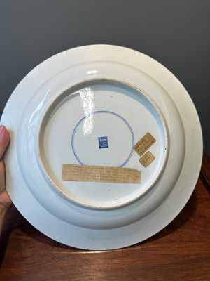 Een Chinese blauw-witte schotel met kostbaarheden, Kangxi — foto 8
