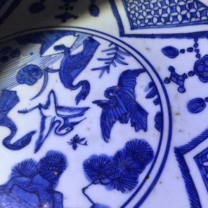 Een Chinese blauw-witte schotel met kraanvogels, 'fu gui jia qi' mark, Jiajing — foto 9
