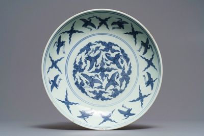 Een Chinese blauw-witte schotel met kraanvogels, 'fui gui chang ming' merk, Jiajing