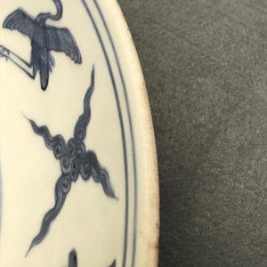 Een Chinese blauw-witte schotel met kraanvogels, 'fui gui chang ming' merk, Jiajing — foto 4