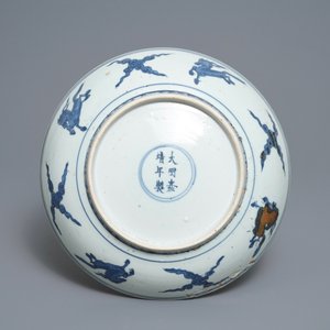 Een Chinese blauw-witte schotel met kraanvogels, Jiajing merk en periode — foto 2