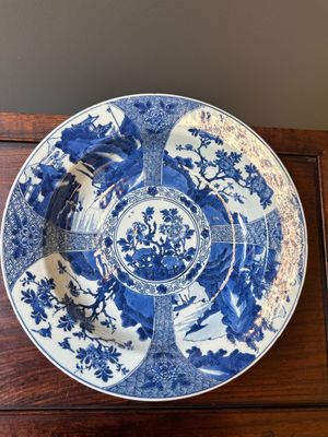 Een Chinese blauw-witte schotel met landschappen en florale panelen, Kangxi — foto 1