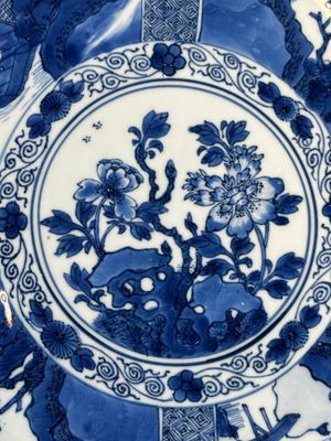 Een Chinese blauw-witte schotel met landschappen en florale panelen, Kangxi — foto 2