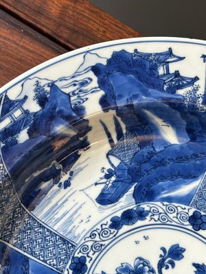 Een Chinese blauw-witte schotel met landschappen en florale panelen, Kangxi — foto 3