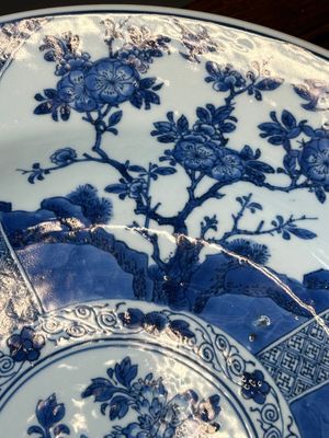 Een Chinese blauw-witte schotel met landschappen en florale panelen, Kangxi — foto 4