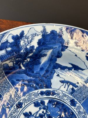 Een Chinese blauw-witte schotel met landschappen en florale panelen, Kangxi — foto 5