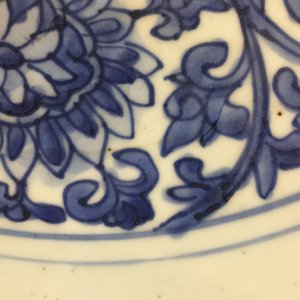 Een Chinese blauw-witte schotel met lotus scrolls, Ming Dynastie, Wanli merk en periode (1573-1619) — foto 4