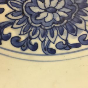 Een Chinese blauw-witte schotel met lotus scrolls, Ming Dynastie, Wanli merk en periode (1573-1619) — foto 5