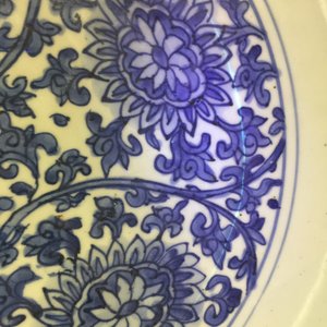Een Chinese blauw-witte schotel met lotus scrolls, Ming Dynastie, Wanli merk en periode (1573-1619) — foto 6