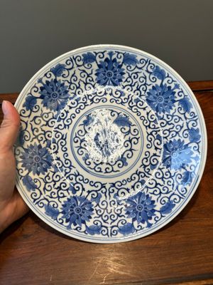Een Chinese blauw-witte schotel met lotusslingers, Guangxu merk en periode — foto 2