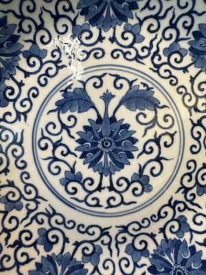 Een Chinese blauw-witte schotel met lotusslingers, Guangxu merk en periode — foto 3