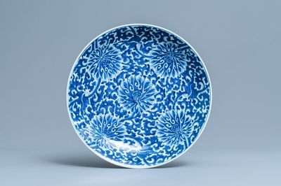 Een Chinese blauw-witte schotel met lotusslingers, Kangxi