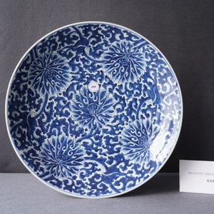Een Chinese blauw-witte schotel met lotusslingers, Kangxi — foto 3