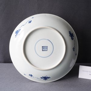 Een Chinese blauw-witte schotel met lotusslingers, Kangxi — foto 4