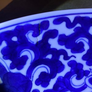 Een Chinese blauw-witte schotel met lotusslingers, Kangxi — foto 7