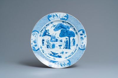 Een Chinese blauw-witte schotel met muzikanten, Kangxi