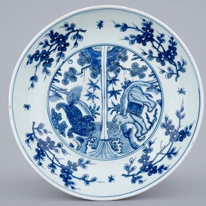 Een Chinese blauw-witte schotel met olifant en leeuw, Ming Dynastie, 16e eeuw — foto 1