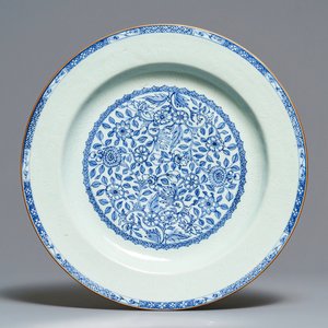 Een Chinese blauw-witte schotel met onderglazuur decor, Kangxi — foto 1
