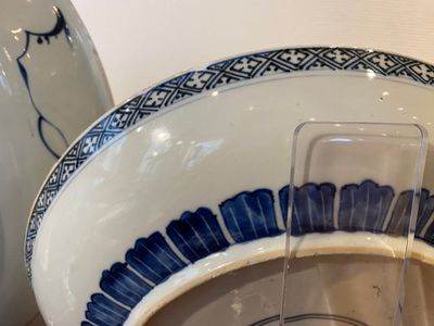 Een Chinese blauw-witte schotel met pioenslingers en een famille verte schotel, Kangxi — foto 11