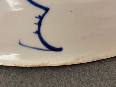 Een Chinese blauw-witte schotel met pioenslingers en een famille verte schotel, Kangxi — foto 15