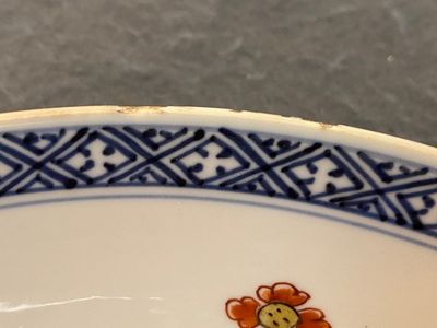 Een Chinese blauw-witte schotel met pioenslingers en een famille verte schotel, Kangxi — foto 17
