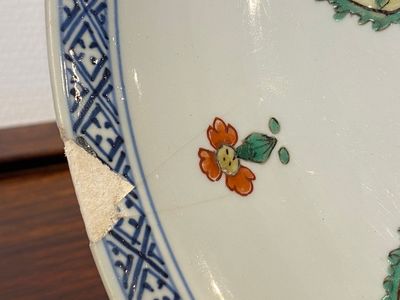 Een Chinese blauw-witte schotel met pioenslingers en een famille verte schotel, Kangxi — foto 7