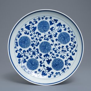 Een Chinese blauw-witte schotel met pioenslingers, Jingdezhen merk, gedat. 1955 — foto 1